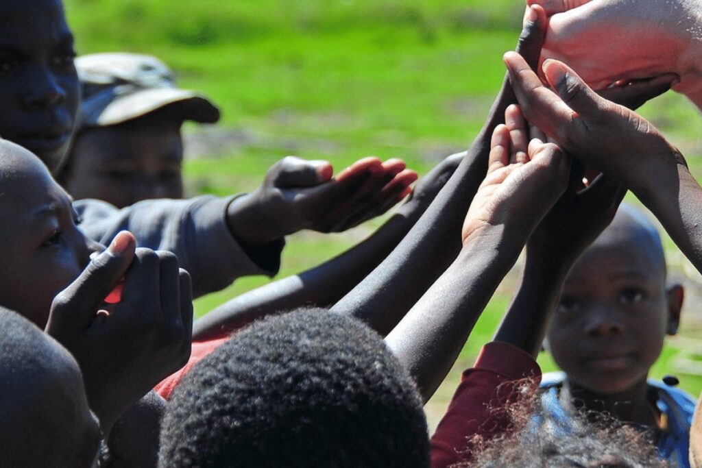 Niños haitianos pidiendo agua (Fuente: 24-horas.mx)