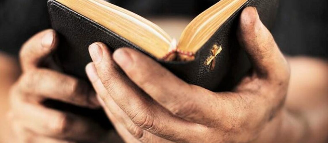 Manos-soteniendo-la-Biblia-780x470